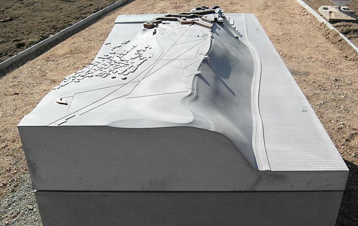 Orientierungsstein aus Beton von betonWare - Bronzemodell von Ars Liturgica